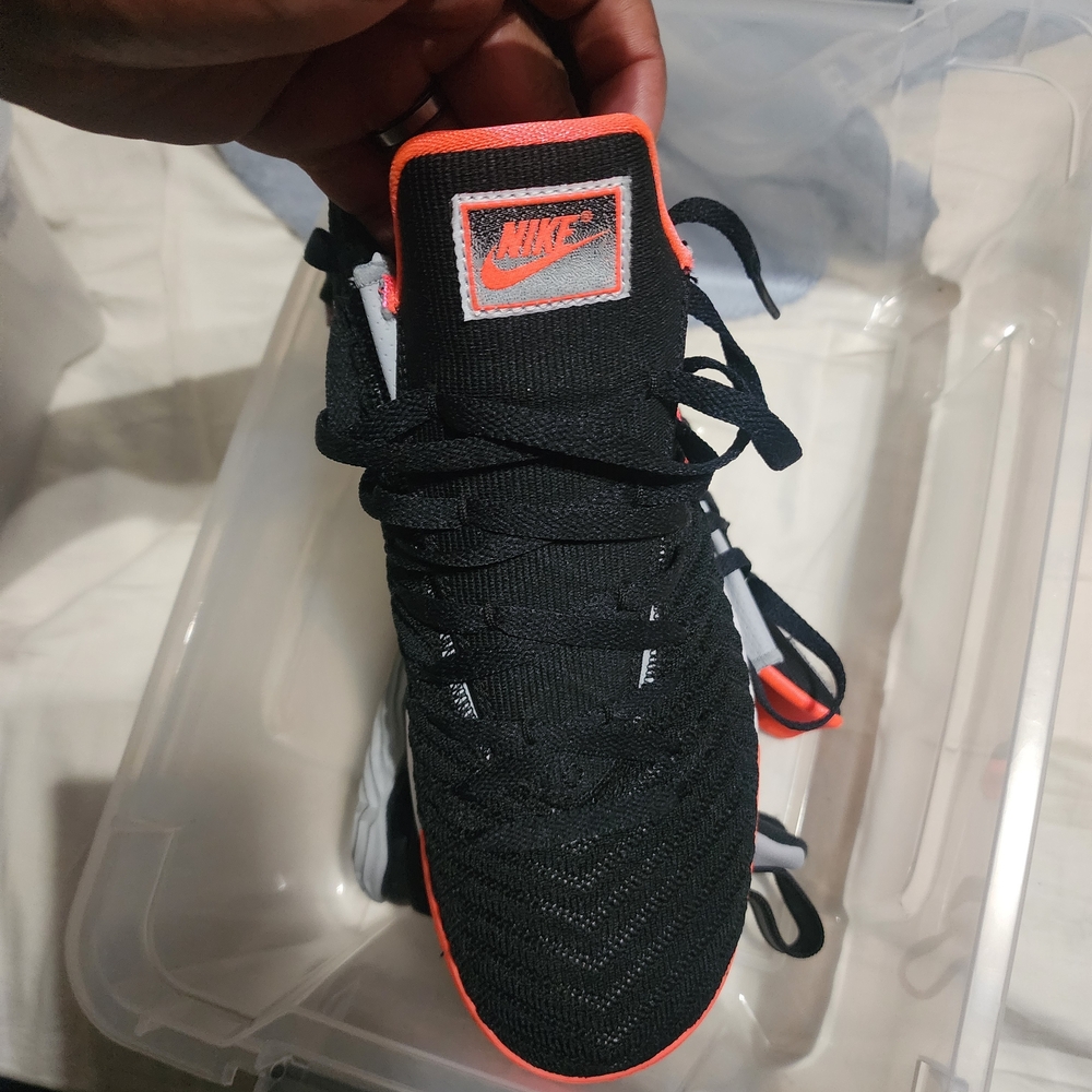 Nike Lebrons Size 11 - Picture 2 of 3